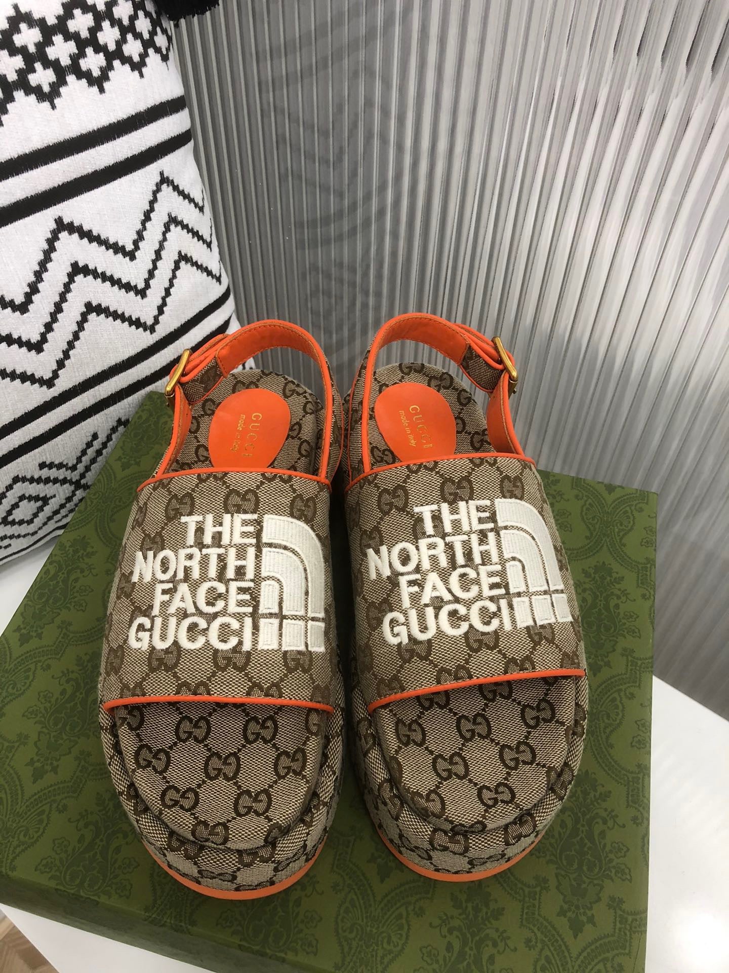 Gucci North face Platform sandals With Strap