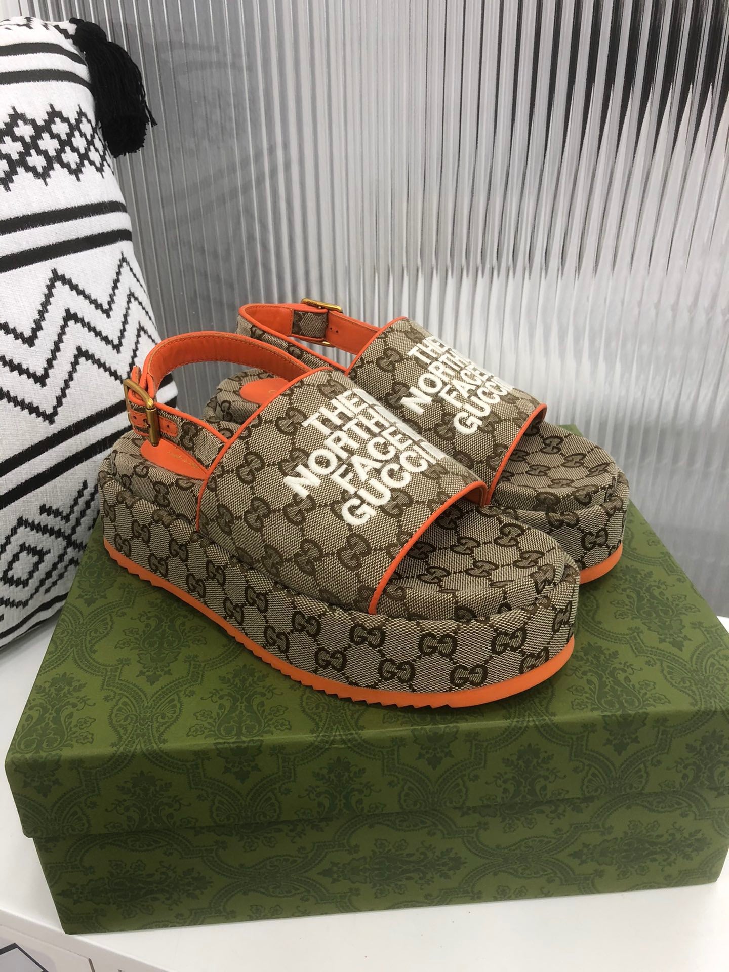 Gucci North face Platform sandals With Strap