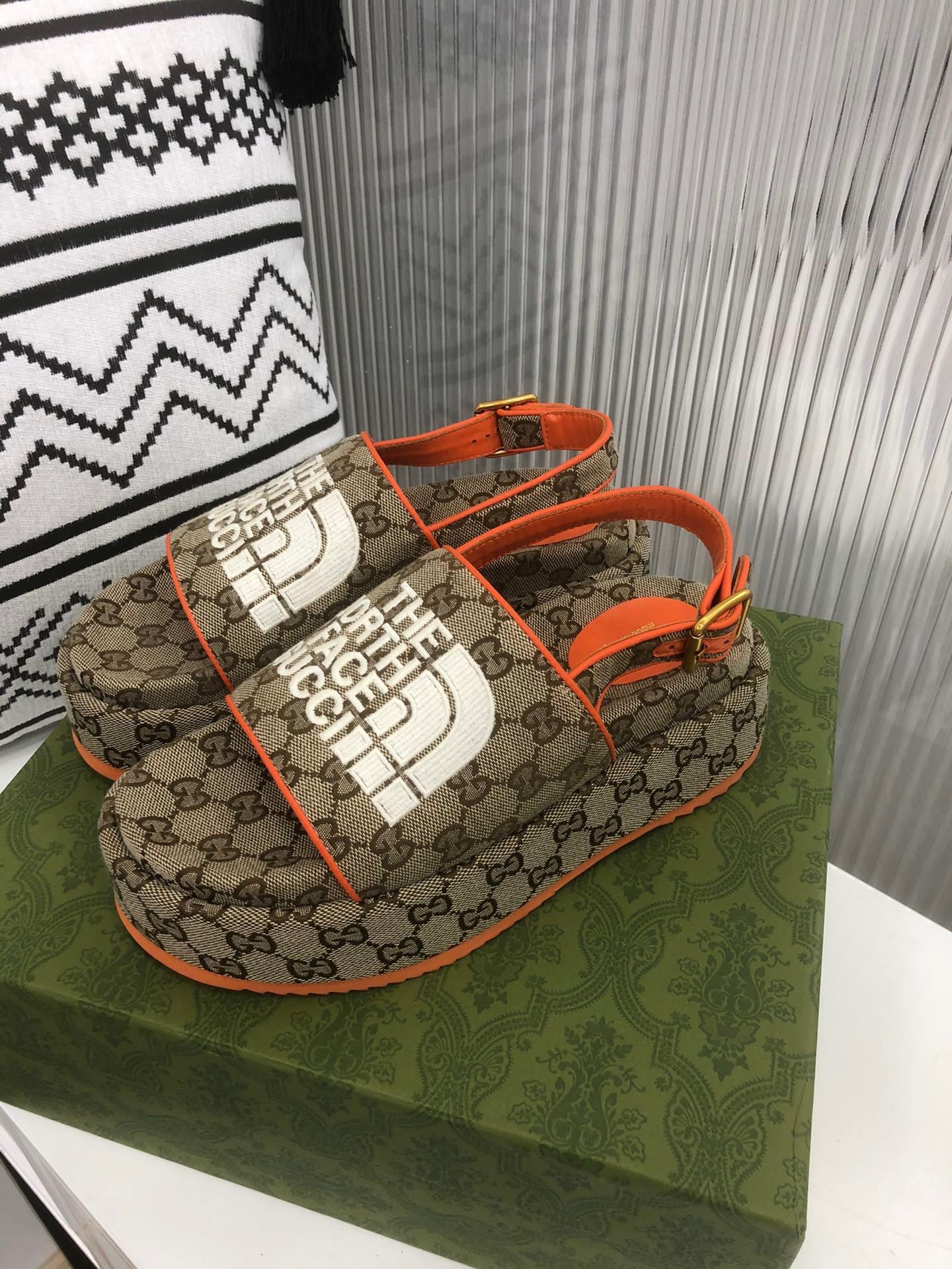 Gucci North face Platform sandals With Strap