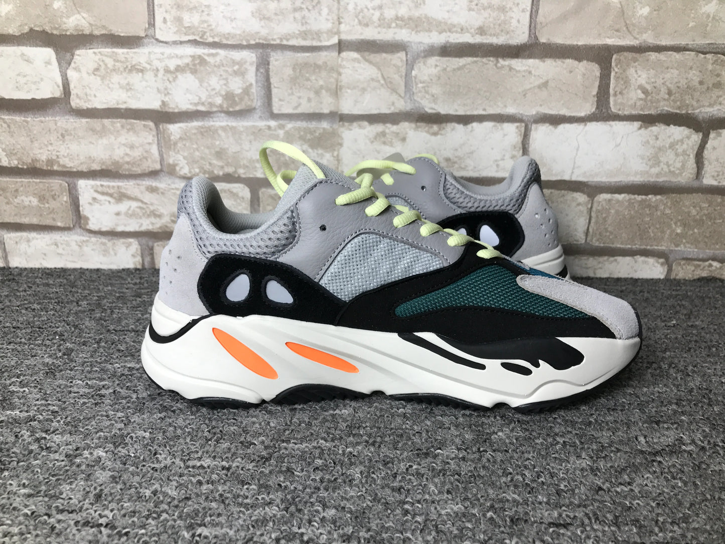 YEEZY BOOST 700 OG