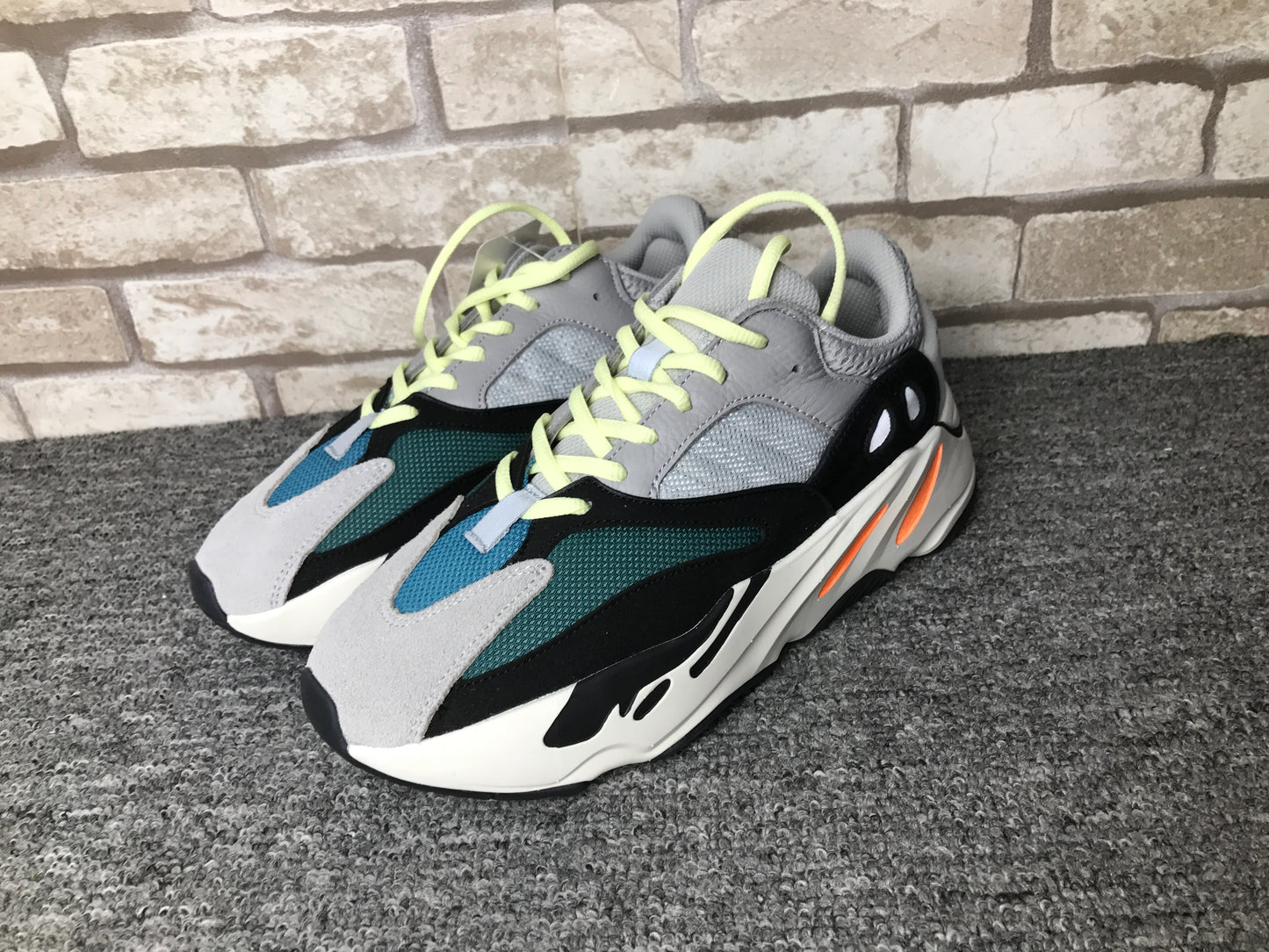 YEEZY BOOST 700 OG